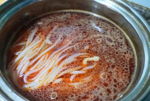 螺狮粉冷水下锅煮多久
，螺蛳粉煮一遍用冷水冲一下是不是更容易煮熟？图2
