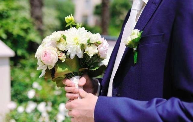 新娘手捧花的搭配与选择需要注意些什么
，新娘的手捧花，是假花好，还是定制的鲜花好？图3