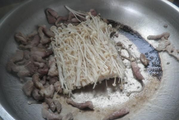 金针菇和肉丝怎么炒
，生金针菇怎么做好吃？图9