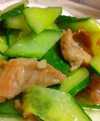 广东青瓜炒肉怎么炒好吃
，黄瓜青椒胡萝卜炒肉的做法？图2