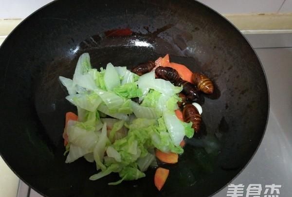 卷白菜跟胡萝卜怎么炒
，素三鲜，白菜，胡萝卜青椒怎么调饺子馅？图8
