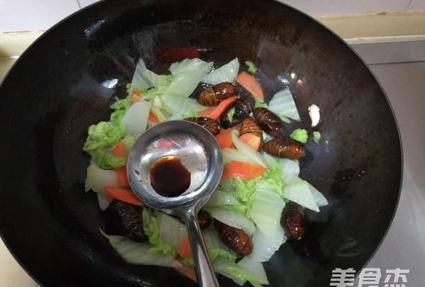 卷白菜跟胡萝卜怎么炒
，素三鲜，白菜，胡萝卜青椒怎么调饺子馅？图9