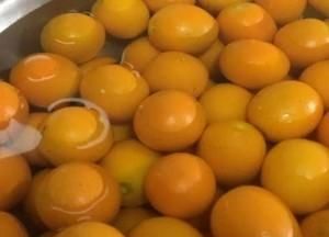 金桔为什么要用盐水泡
，没成熟的小橘子晒干有什么用？图1