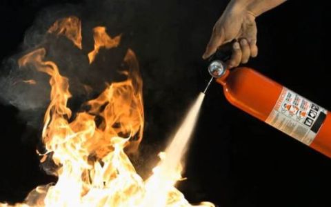 液体燃料引发明火用什么灭火器
，水溶性可燃液体用什么灭火器扑灭火灾？