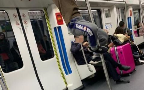 怎么样坐地铁?
，带着两个行李箱怎么样坐地铁？