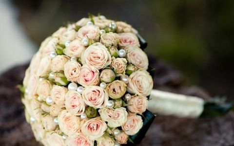 新娘手捧花的搭配与选择需要注意些什么
，新娘的手捧花，是假花好，还是定制的鲜花好？