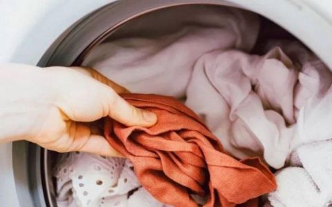 围巾可以放洗衣机洗吗
，珊瑚绒围巾可以放洗衣机洗吗？