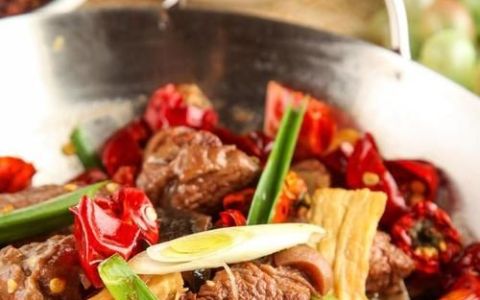 干锅羊排怎么做
，干锅牛肉怎么做才好吃？