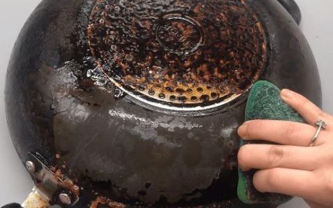 怎样去除锅内煮糊黑垢
，去除锅边顽固黑垢方法？