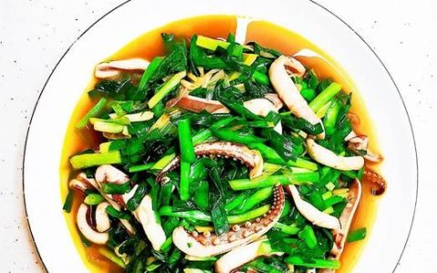 韭菜鱿鱼卷怎么炒好吃
，韭菜怎么做好吃又简单家常菜？