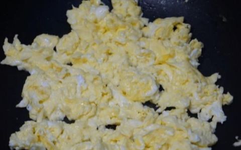 鸡蛋怎么炒很有嚼头
，新疆拌面菜怎样炒好吃？