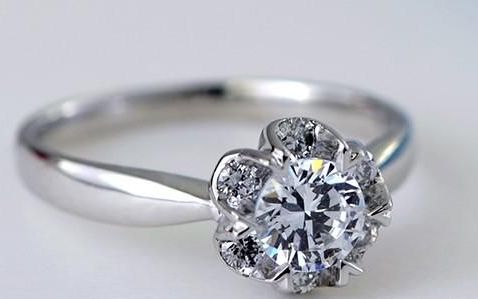 手指粗应该带什么样的钻石戒指
，手指短粗带什么样的戒指？