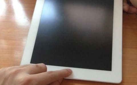 iPad平板电脑黑屏
，我的ipad正看着突然黑屏了是怎么回事？