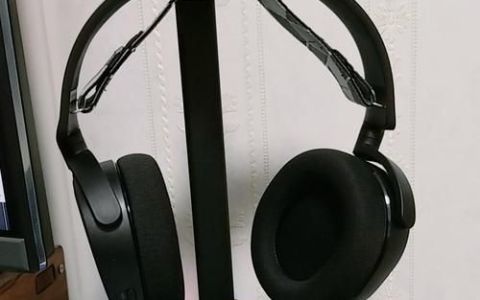 怎么让耳机和音响一起使用
，怎么在电脑后面同时插上耳机和音响？