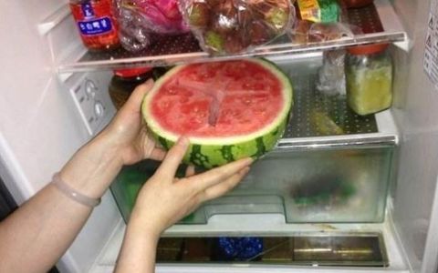 西瓜冰箱里能放多久
，整个西瓜在冰箱冷藏柜里最多能放几天？