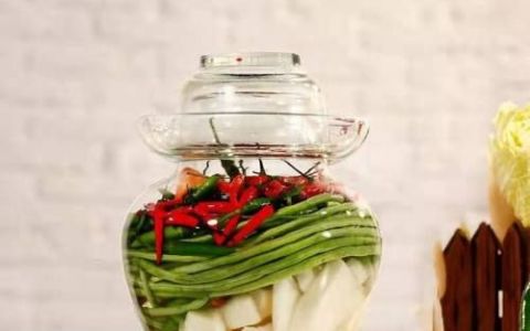 如何预防及祛除泡菜坛里的白色泡沫
，腌咸菜的缸里起泡泡了正常么？