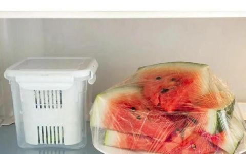 西瓜放冰箱隔夜能吃吗
，一半西瓜放冰箱隔夜后还能吃吗？