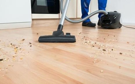 有哪些清洁保养复合地板的妙招？
，复合地板的缝隙卫生怎么做，简单省力，地板和地板之间的缝隙都变黑了？