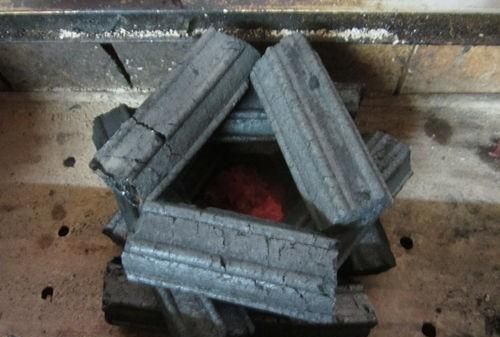 烧烤怎么点木炭
，烧烤的时候该怎么点燃碳，方便点？图3