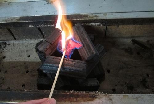 烧烤怎么点木炭
，烧烤的时候该怎么点燃碳，方便点？图4