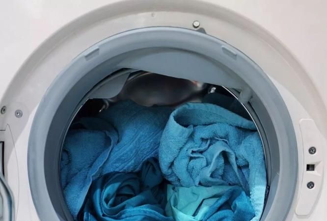 羽绒服在洗衣机里飘在上面怎么办
，羽绒服用洗衣机洗后里面的羽绒都在一起了，怎么办？