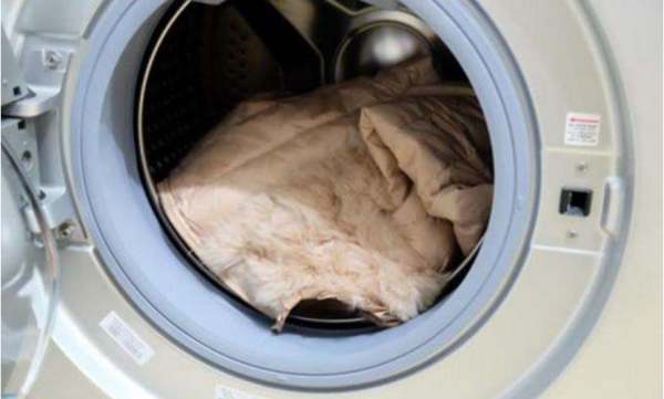 羽绒服怎么用洗衣机洗为什么老是飘起来感觉洗不动似的怎么办呢