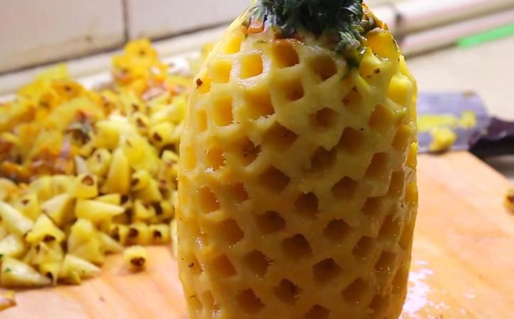 简单手剥菠萝的小方法