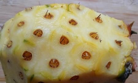 简单快捷菠萝削皮方法
，简单手剥菠萝的小方法？图5