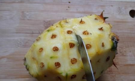 简单快捷菠萝削皮方法
，简单手剥菠萝的小方法？图6