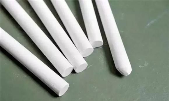 传统的白色粉笔，其主要成分是什么