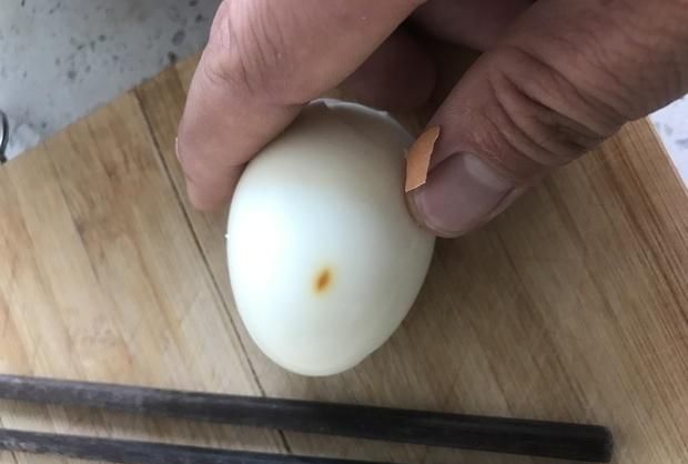 鸡蛋里有褐色的小点是什么