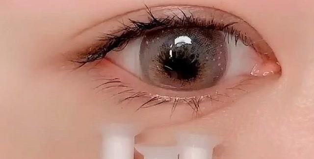 我每次都是把美瞳拉到眼角用美瞳盒里的镊子捏下来,因为不会用手捏取,这样伤眼睛吗还有,怎样用手取
