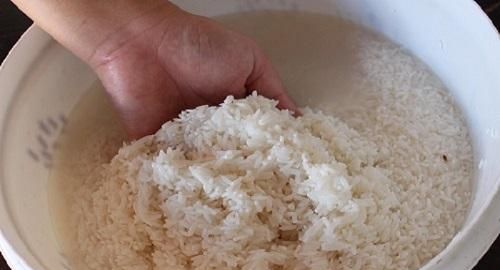 大米在水里泡了两天还能吃吗